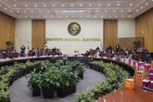 Consejo General del INE durante una sesión con representantes de los partidos políticos