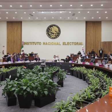 Consejo General del INE durante una sesión con representantes de los partidos políticos