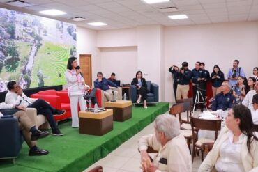 Yolanda Osuna Huerta durante el encuentro con empresarios y constructores sobre obra pública en Centro
