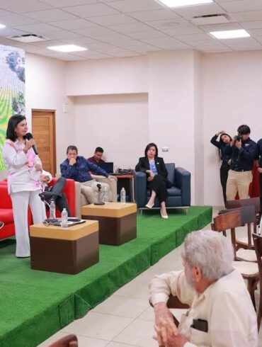 Yolanda Osuna Huerta durante el encuentro con empresarios y constructores sobre obra pública en Centro