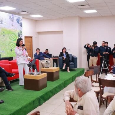 Yolanda Osuna Huerta durante el encuentro con empresarios y constructores sobre obra pública en Centro