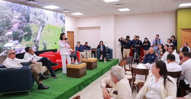 Yolanda Osuna Huerta durante el encuentro con empresarios y constructores sobre obra pública en Centro