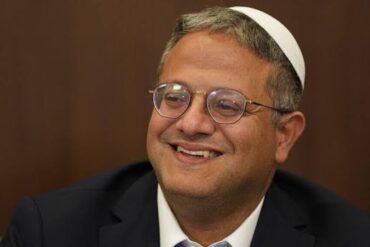 Itamar Ben-Gvir, ministro de Seguridad Nacional de Israel, sonríe durante una entrevista