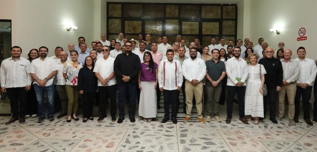 Empresarios y representantes de cámaras productivas de Tabasco en foto grupal tras la reunión con el gobierno estatal
