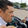 Javier May atiende a reporteros y responde preguntas frente a varios micrófonos en Tabasco.