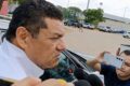 Javier May atiende a reporteros y responde preguntas frente a varios micrófonos en Tabasco.