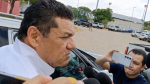 Javier May atiende a reporteros y responde preguntas frente a varios micrófonos en Tabasco.