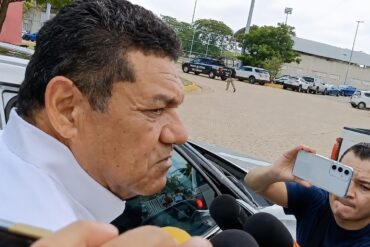 Javier May atiende a reporteros y responde preguntas frente a varios micrófonos en Tabasco.