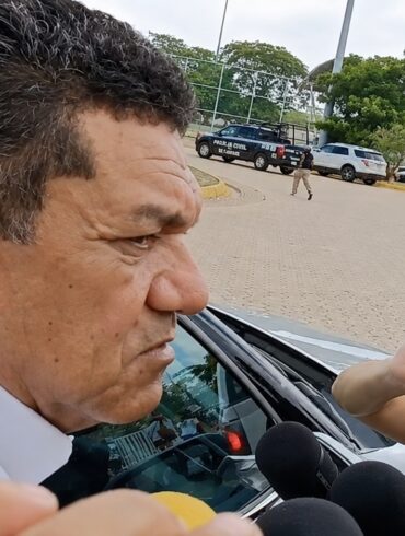 Javier May atiende a reporteros y responde preguntas frente a varios micrófonos en Tabasco.