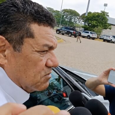 Javier May atiende a reporteros y responde preguntas frente a varios micrófonos en Tabasco.