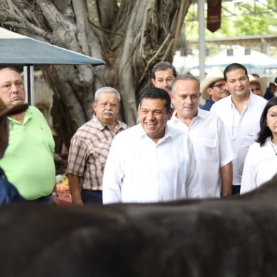 Javier May recorre la Muestra Mexicana del Cebú en el Parque Tabasco