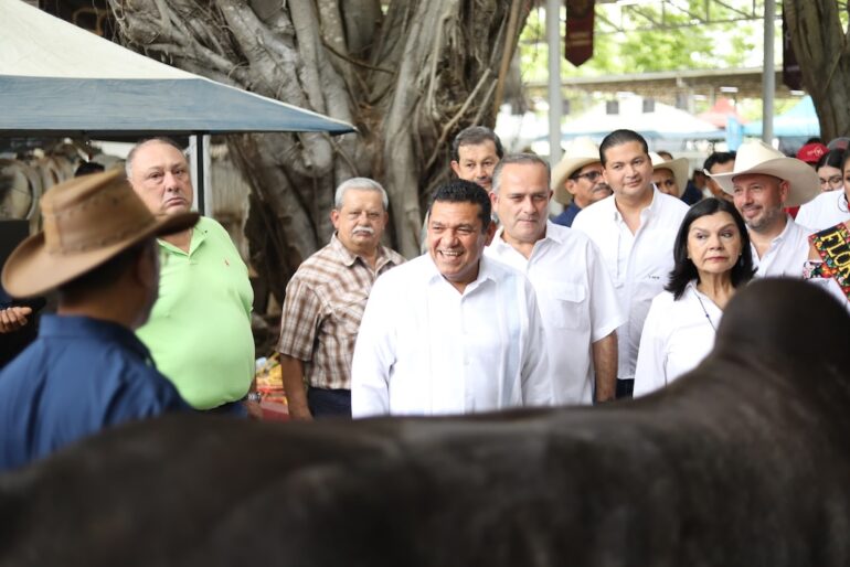 Javier May recorre la Muestra Mexicana del Cebú en el Parque Tabasco