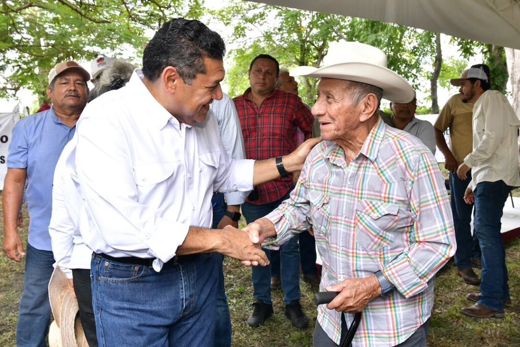 Javier May saluda a un productor ganadero durante una reunión en Balancán