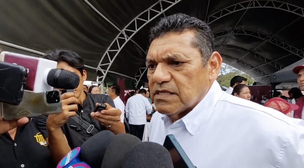 Javier May habla con reporteros sobre la investigación federal al Ayuntamiento de Paraíso