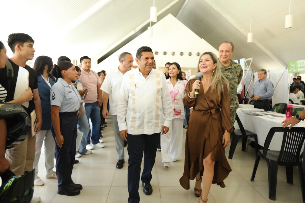 Javier May recorre los módulos de la Feria Nacional del Empleo para las Juventudes en Villahermosa