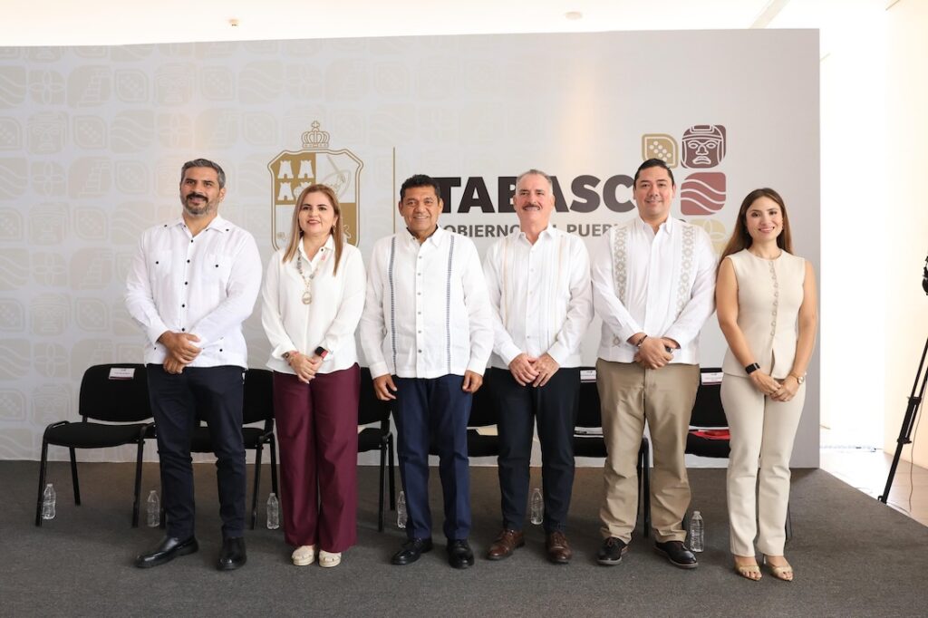 Javier May acompañado por funcionarios durante la rueda de prensa del Gobierno de Tabasco.