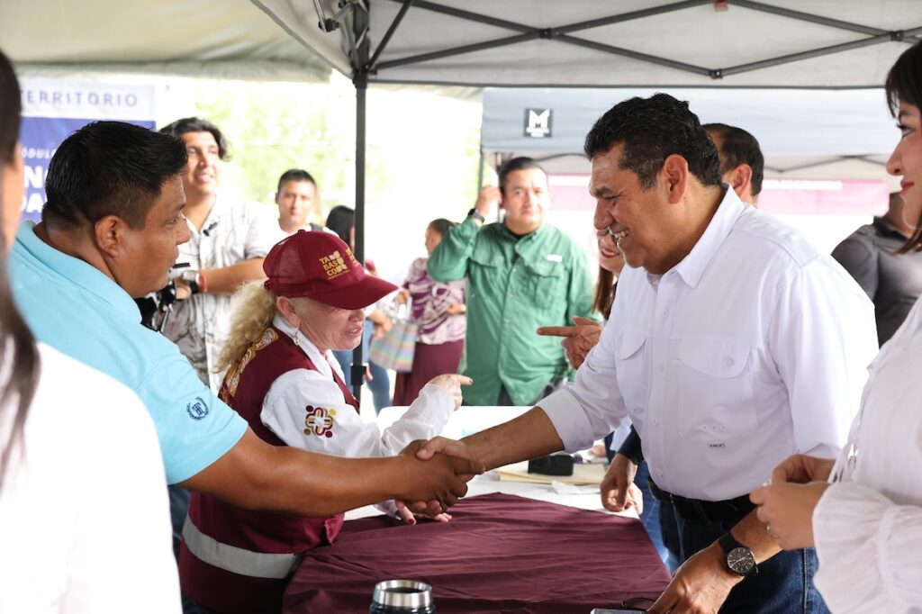 El gobernador Javier May Rodríguez saluda a un asistente durante la jornada en Cárdenas