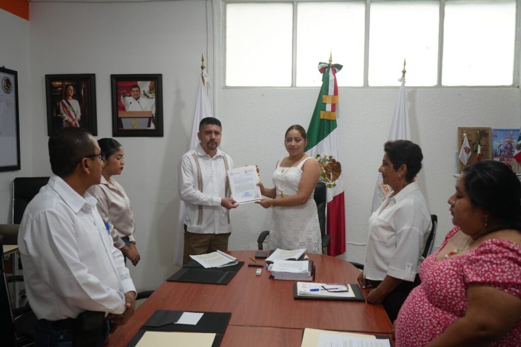 María Eliza Hernández Flores entrega su nombramiento a Jesús Manuel Sánchez Ricárdez como secretario del Ayuntamiento de Paraíso.