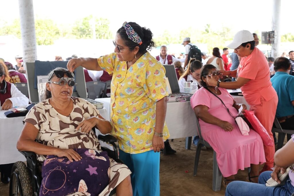 Personal médico realiza un examen de la vista a una mujer durante la jornada de salud en Cárdenas