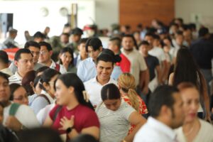 Jóvenes asisten a la Feria Nacional del Empleo en Villahermosa para buscar una oportunidad laboral