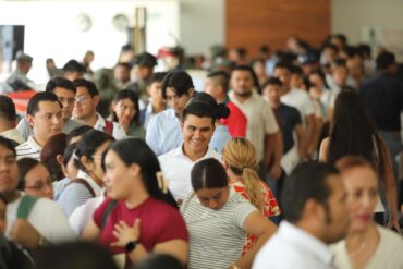 Jóvenes asisten a la Feria Nacional del Empleo en Villahermosa para buscar una oportunidad laboral
