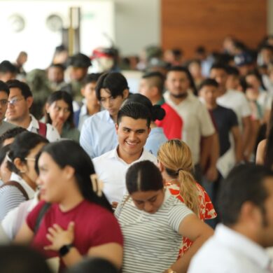 Jóvenes asisten a la Feria Nacional del Empleo en Villahermosa para buscar una oportunidad laboral