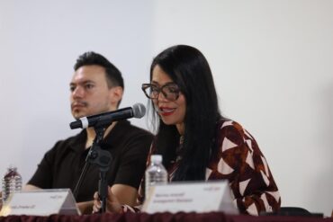 Katia Ornelas presenta los resultados del crecimiento económico de Tabasco durante una conferencia de prensa