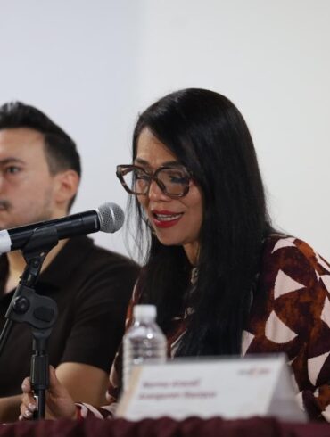 Katia Ornelas presenta los resultados del crecimiento económico de Tabasco durante una conferencia de prensa