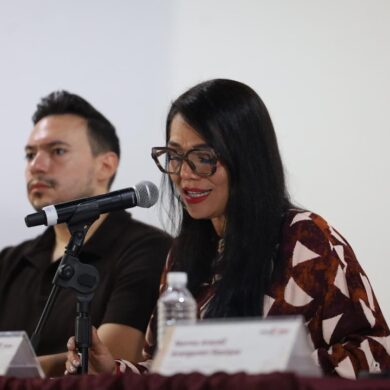 Katia Ornelas presenta los resultados del crecimiento económico de Tabasco durante una conferencia de prensa