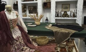 Vestido de época, utensilios y objetos cinematográficos exhibidos en La Piel de las Películas.