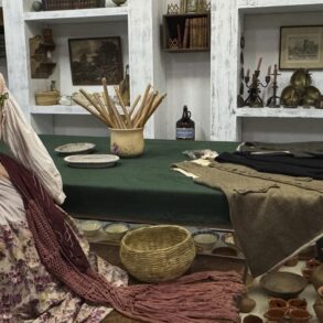 Vestido de época, utensilios y objetos cinematográficos exhibidos en La Piel de las Películas.