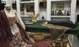 Vestido de época, utensilios y objetos cinematográficos exhibidos en La Piel de las Películas.