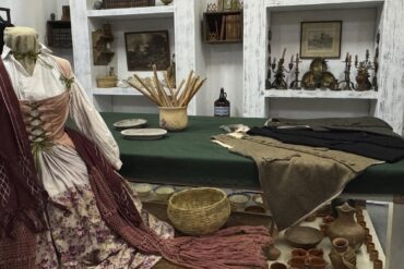 Vestido de época, utensilios y objetos cinematográficos exhibidos en La Piel de las Películas.