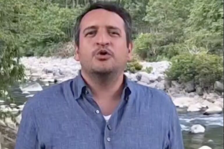 Andrés Manuel López Beltrán graba un video desde un río en Teapa, Tabasco, tras el retiro de su visa
