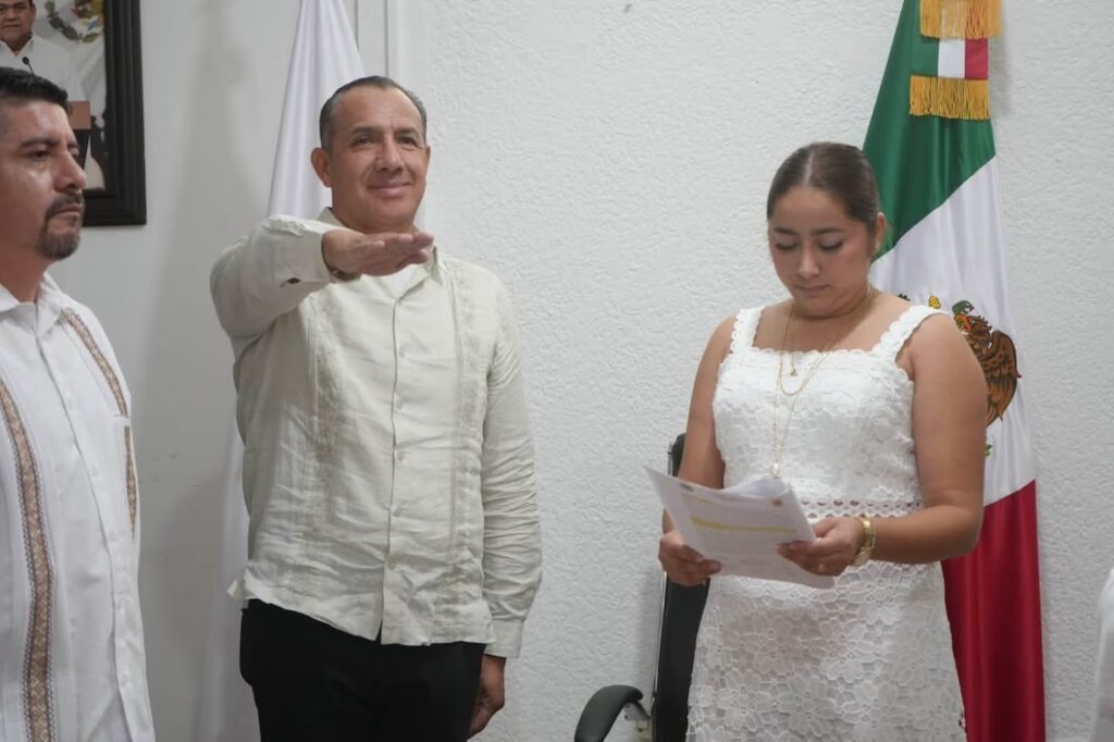Luis Enrique Martínez Estrada rinde protesta ante María Eliza Hernández Flores como director de Seguridad de Paraíso.