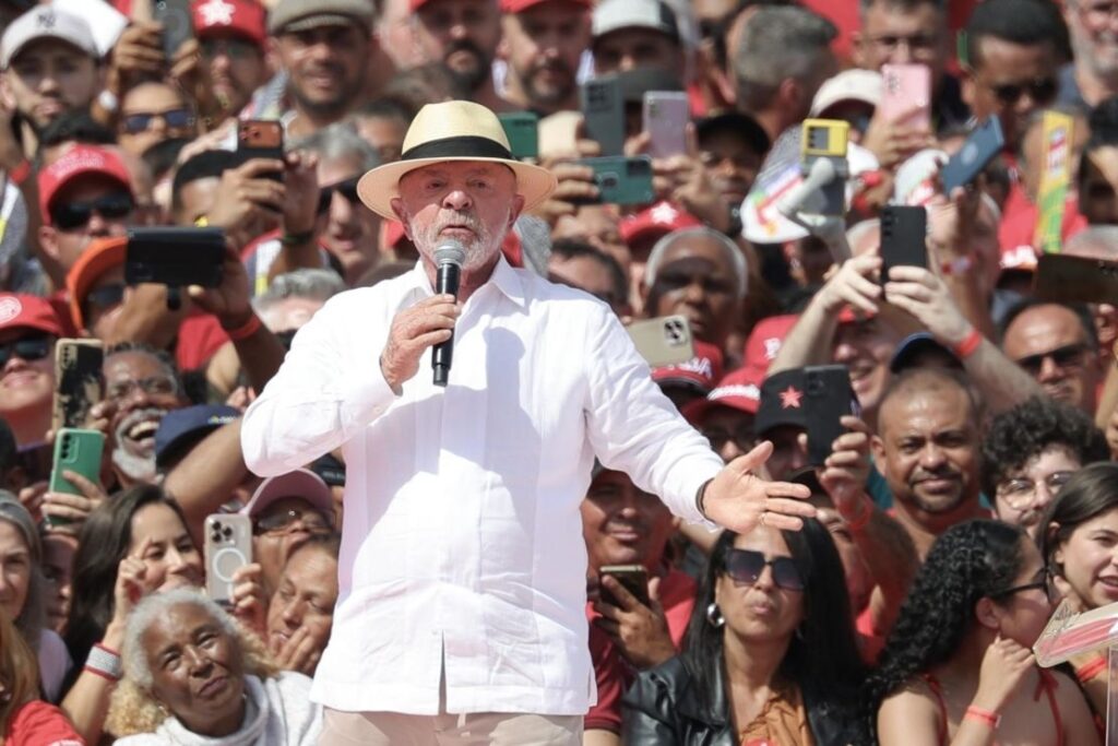 Lula da Silva habla ante simpatizantes durante el inicio de su campaña presidencial en São Bernardo do Campo