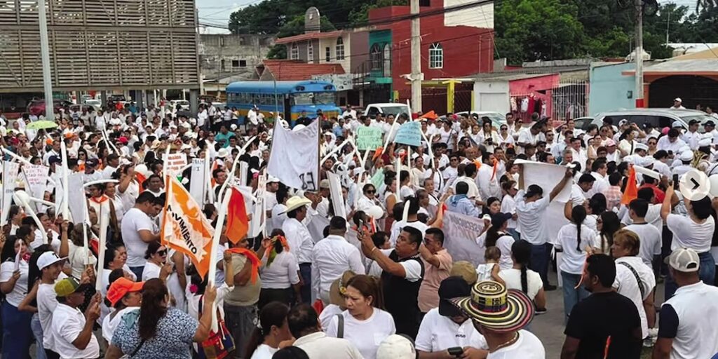 Marcha de Movimiento Ciudadano en apoyo al alcalde con licencia Alfonso Jesús Baca Sevilla, en el centro de Paraíso