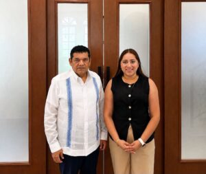 María Eliza Hernández Flores junto al gobernador Javier May Rodríguez durante su reunión en Palacio de Gobierno.