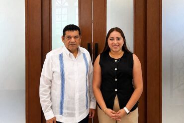 María Eliza Hernández Flores junto al gobernador Javier May Rodríguez durante su reunión en Palacio de Gobierno.