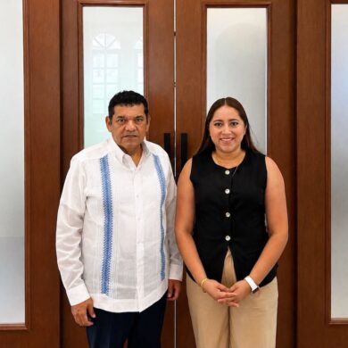 María Eliza Hernández Flores junto al gobernador Javier May Rodríguez durante su reunión en Palacio de Gobierno.
