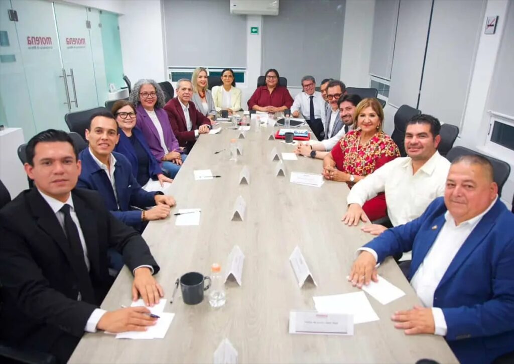 Integrantes de Morena reunidos alrededor de una mesa durante el proceso interno rumbo a 2027