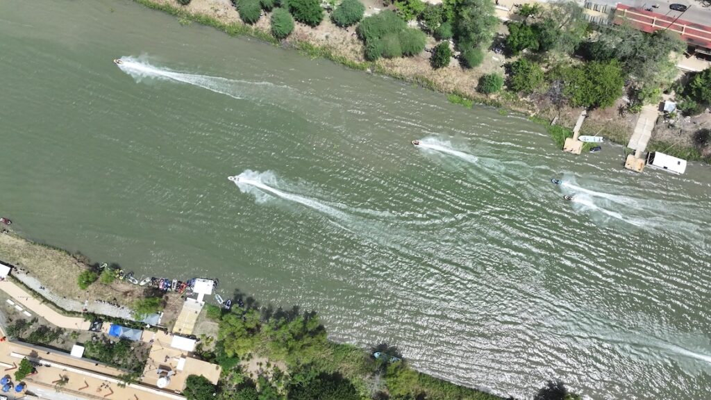 Embarcación de las 50 Leguas navega por el río Grijalva en Villahermosa