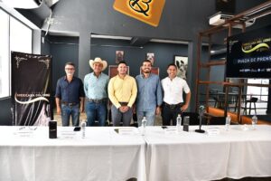 Integrantes del comité organizador y funcionarios estatales posan junto al banner de la Muestra Mexicana del Cebú 2026