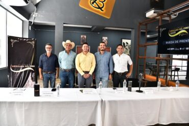 Integrantes del comité organizador y funcionarios estatales posan junto al banner de la Muestra Mexicana del Cebú 2026