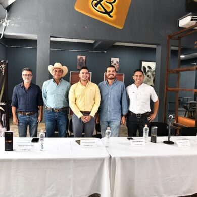 Integrantes del comité organizador y funcionarios estatales posan junto al banner de la Muestra Mexicana del Cebú 2026