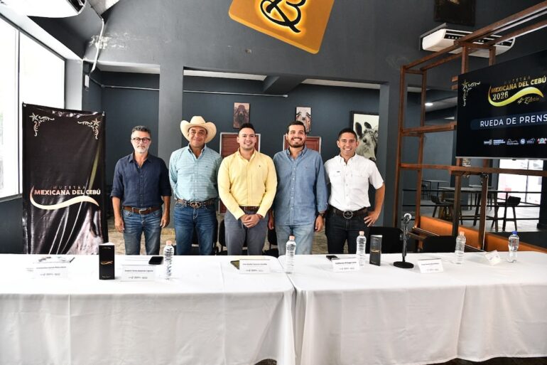 Integrantes del comité organizador y funcionarios estatales posan junto al banner de la Muestra Mexicana del Cebú 2026
