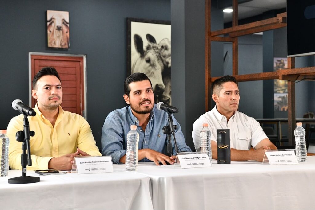 Juan Basilio Taracena Gordillo, Guillermo Priego León y Diego Ruiz Rosique durante la rueda de prensa de la Muestra Mexicana del Cebú