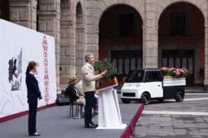 Claudia Sheinbaum presenta Olinia Carga, minivehículo eléctrico mexicano para transporte de mercancías