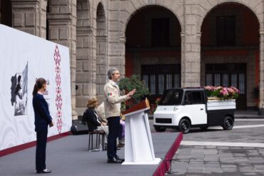 Claudia Sheinbaum presenta Olinia Carga, minivehículo eléctrico mexicano para transporte de mercancías