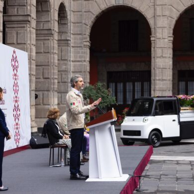 Claudia Sheinbaum presenta Olinia Carga, minivehículo eléctrico mexicano para transporte de mercancías